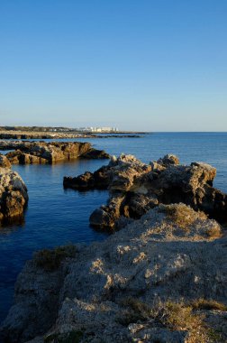 İtalya, Sicilya, Akdeniz, Egadi takımadaları, Favignana Adası (Trapani Eyaleti); adanın kayalık kıyılarının manzarası