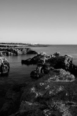 İtalya, Sicilya, Akdeniz, Egadi takımadaları, Favignana Adası (Trapani Eyaleti); adanın kayalık kıyılarının manzarası