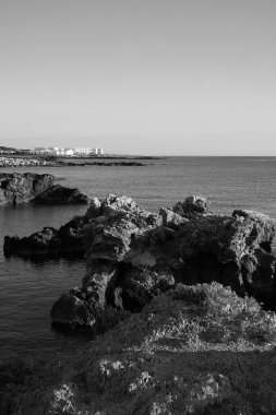 İtalya, Sicilya, Akdeniz, Egadi takımadaları, Favignana Adası (Trapani Eyaleti); adanın kayalık kıyılarının manzarası