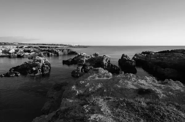 İtalya, Sicilya, Akdeniz, Egadi takımadaları, Favignana Adası (Trapani Eyaleti); adanın kayalık kıyılarının manzarası