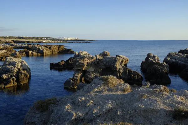 İtalya, Sicilya, Akdeniz, Egadi takımadaları, Favignana Adası (Trapani Eyaleti); adanın kayalık kıyılarının manzarası