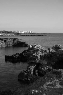 İtalya, Sicilya, Akdeniz, Egadi takımadaları, Favignana Adası (Trapani Eyaleti); adanın kayalık kıyılarının manzarası