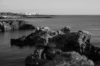 İtalya, Sicilya, Akdeniz, Egadi takımadaları, Favignana Adası (Trapani Eyaleti); adanın kayalık kıyılarının manzarası