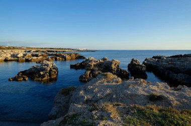 İtalya, Sicilya, Akdeniz, Egadi takımadaları, Favignana Adası (Trapani Eyaleti); adanın kayalık kıyılarının manzarası