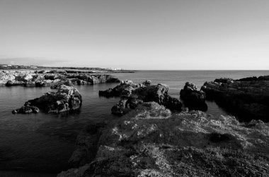 İtalya, Sicilya, Akdeniz, Egadi takımadaları, Favignana Adası (Trapani Eyaleti); adanın kayalık kıyılarının manzarası