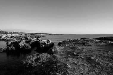 İtalya, Sicilya, Akdeniz, Egadi takımadaları, Favignana Adası (Trapani Eyaleti); adanın kayalık kıyılarının manzarası