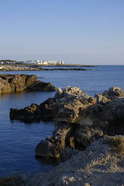 İtalya, Sicilya, Akdeniz, Egadi takımadaları, Favignana Adası (Trapani Eyaleti); adanın kayalık kıyılarının manzarası