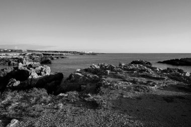 İtalya, Sicilya, Akdeniz, Egadi takımadaları, Favignana Adası (Trapani Eyaleti); adanın kayalık kıyılarının manzarası
