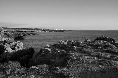 İtalya, Sicilya, Akdeniz, Egadi takımadaları, Favignana Adası (Trapani Eyaleti); adanın kayalık kıyılarının manzarası