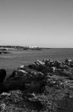 İtalya, Sicilya, Akdeniz, Egadi takımadaları, Favignana Adası (Trapani Eyaleti); adanın kayalık kıyılarının manzarası
