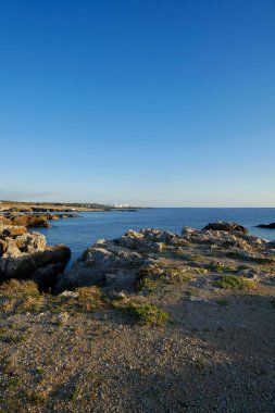 İtalya, Sicilya, Akdeniz, Egadi takımadaları, Favignana Adası (Trapani Eyaleti); adanın kayalık kıyılarının manzarası