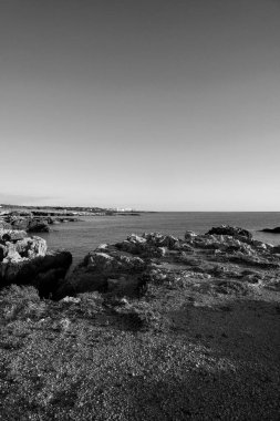 İtalya, Sicilya, Akdeniz, Egadi takımadaları, Favignana Adası (Trapani Eyaleti); adanın kayalık kıyılarının manzarası