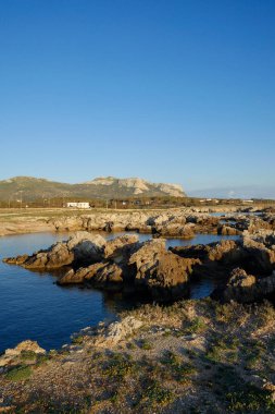 İtalya, Sicilya, Akdeniz, Egadi takımadaları, Favignana Adası (Trapani Eyaleti); adanın kayalık kıyılarının manzarası