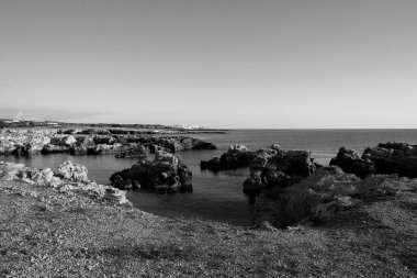 İtalya, Sicilya, Akdeniz, Egadi takımadaları, Favignana Adası (Trapani Eyaleti); adanın kayalık kıyılarının manzarası