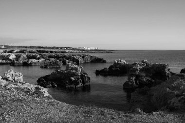 İtalya, Sicilya, Akdeniz, Egadi takımadaları, Favignana Adası (Trapani Eyaleti); adanın kayalık kıyılarının manzarası