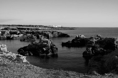 İtalya, Sicilya, Akdeniz, Egadi takımadaları, Favignana Adası (Trapani Eyaleti); adanın kayalık kıyılarının manzarası