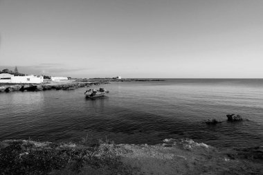 İtalya, Sicilya, Akdeniz, Egadi takımadaları, Favignana Adası (Trapani Eyaleti); adanın kayalık kıyılarının manzarası