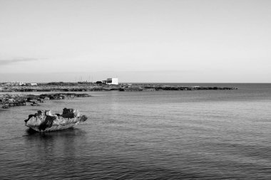 İtalya, Sicilya, Akdeniz, Egadi takımadaları, Favignana Adası (Trapani Eyaleti); adanın kayalık kıyılarının manzarası