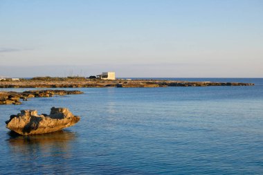 İtalya, Sicilya, Akdeniz, Egadi takımadaları, Favignana Adası (Trapani Eyaleti); adanın kayalık kıyılarının manzarası