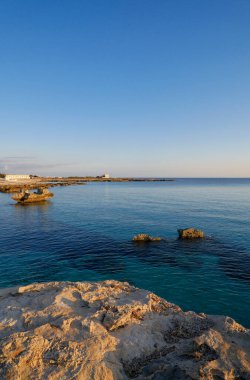 İtalya, Sicilya, Akdeniz, Egadi takımadaları, Favignana Adası (Trapani Eyaleti); adanın kayalık kıyılarının manzarası