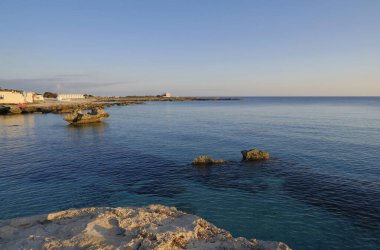 İtalya, Sicilya, Akdeniz, Egadi takımadaları, Favignana Adası (Trapani Eyaleti); adanın kayalık kıyılarının manzarası