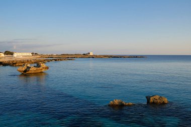 İtalya, Sicilya, Akdeniz, Egadi takımadaları, Favignana Adası (Trapani Eyaleti); adanın kayalık kıyılarının manzarası