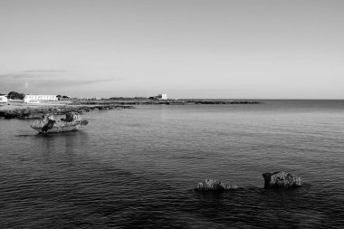 İtalya, Sicilya, Akdeniz, Egadi takımadaları, Favignana Adası (Trapani Eyaleti); adanın kayalık kıyılarının manzarası