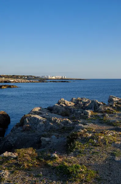 İtalya, Sicilya, Akdeniz, Egadi takımadaları, Favignana Adası (Trapani Eyaleti); adanın kayalık kıyılarının manzarası