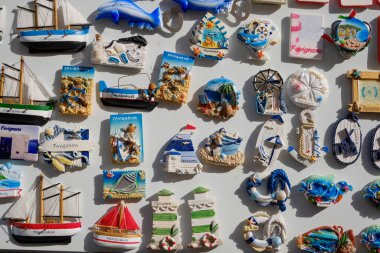 İtalya, Sicilya, Akdeniz, Egadi takımadaları, Favignana Adası (Trapani Eyaleti); yerel bir hediyelik eşya dükkanında turistik cihazlar