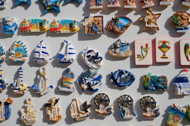 İtalya, Sicilya, Akdeniz, Egadi takımadaları, Favignana Adası (Trapani Eyaleti); yerel bir hediyelik eşya dükkanında turistik cihazlar