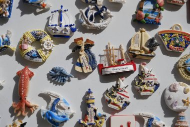 İtalya, Sicilya, Akdeniz, Egadi takımadaları, Favignana Adası (Trapani Eyaleti); yerel bir hediyelik eşya dükkanında turistik cihazlar