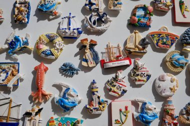 İtalya, Sicilya, Akdeniz, Egadi takımadaları, Favignana Adası (Trapani Eyaleti); yerel bir hediyelik eşya dükkanında turistik cihazlar