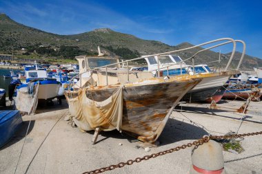 İtalya, Sicilya, Akdeniz, Egadi takımadaları, Favignana Adası (Trapani Eyaleti); limanda insanlar ve balıkçı tekneleri