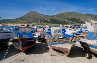 İtalya, Sicilya, Akdeniz, Egadi takımadaları, Favignana Adası (Trapani Eyaleti); limanda tahta balıkçı tekneleri (arka plandaki eski ton balığı fabrikası))