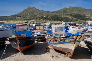 İtalya, Sicilya, Akdeniz, Egadi takımadaları, Favignana Adası (Trapani Eyaleti); limanda tahta balıkçı tekneleri (arka plandaki eski ton balığı fabrikası))