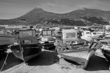 İtalya, Sicilya, Akdeniz, Egadi takımadaları, Favignana Adası (Trapani Eyaleti); limanda tahta balıkçı tekneleri (arka plandaki eski ton balığı fabrikası))