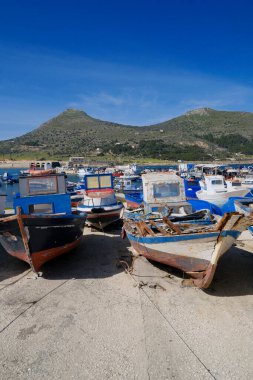 İtalya, Sicilya, Akdeniz, Egadi takımadaları, Favignana Adası (Trapani Eyaleti); limanda tahta balıkçı tekneleri (arka plandaki eski ton balığı fabrikası))