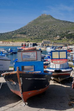 İtalya, Sicilya, Akdeniz, Egadi takımadaları, Favignana Adası (Trapani Eyaleti); limanda tahta balıkçı tekneleri (arka plandaki eski ton balığı fabrikası))