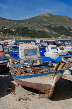 İtalya, Sicilya, Akdeniz, Egadi takımadaları, Favignana Adası (Trapani Eyaleti); limanda tahta balıkçı tekneleri