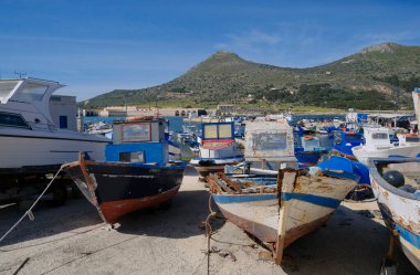 İtalya, Sicilya, Akdeniz, Egadi takımadaları, Favignana Adası (Trapani Eyaleti); limanda tahta balıkçı tekneleri (arka plandaki eski ton balığı fabrikası))