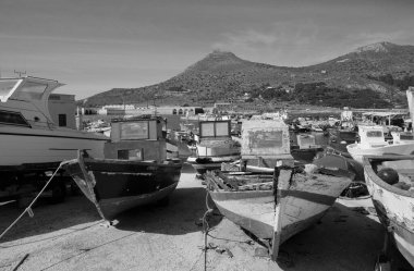 İtalya, Sicilya, Akdeniz, Egadi takımadaları, Favignana Adası (Trapani Eyaleti); limanda tahta balıkçı tekneleri (arka plandaki eski ton balığı fabrikası))