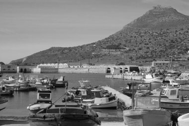 İtalya, Sicilya, Akdeniz, Egadi takımadaları, Favignana Adası (Trapani Eyaleti); 21 Mart 2024, limanda ahşap balıkçı tekneleri (arka planda eski ton balığı fabrikası) -