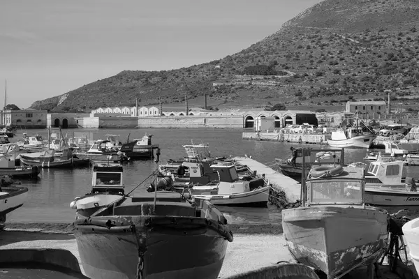 İtalya, Sicilya, Akdeniz, Egadi takımadaları, Favignana Adası (Trapani Eyaleti); 21 Mart 2024, limanda ahşap balıkçı tekneleri (arka planda eski ton balığı fabrikası) -