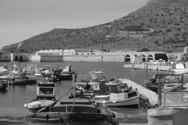 İtalya, Sicilya, Akdeniz, Egadi takımadaları, Favignana Adası (Trapani Eyaleti); 21 Mart 2024, limanda ahşap balıkçı tekneleri (arka planda eski ton balığı fabrikası) -