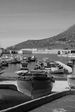 İtalya, Sicilya, Akdeniz, Egadi takımadaları, Favignana Adası (Trapani Eyaleti); 21 Mart 2024, limanda ahşap balıkçı tekneleri (arka planda eski ton balığı fabrikası) -