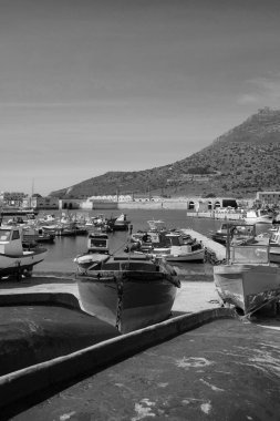 İtalya, Sicilya, Akdeniz, Egadi takımadaları, Favignana Adası (Trapani Eyaleti); Limandaki ahşap balıkçı tekneleri (arka plandaki eski ton balığı fabrikası)