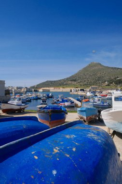 İtalya, Sicilya, Akdeniz, Egadi takımadaları, Favignana Adası (Trapani Eyaleti); Limandaki ahşap balıkçı tekneleri (arka plandaki eski ton balığı fabrikası)