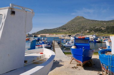 İtalya, Sicilya, Akdeniz, Egadi takımadaları, Favignana Adası (Trapani Eyaleti); Limandaki ahşap balıkçı tekneleri (arka plandaki eski ton balığı fabrikası)