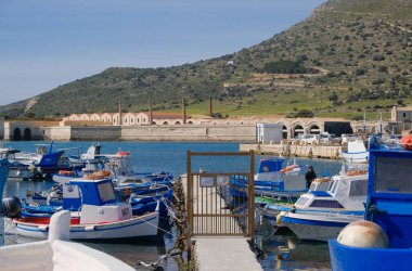 İtalya, Sicilya, Akdeniz, Egadi takımadaları, Favignana Adası (Trapani Eyaleti); Limandaki ahşap balıkçı tekneleri (arka plandaki eski ton balığı fabrikası)