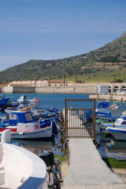 İtalya, Sicilya, Akdeniz, Egadi takımadaları, Favignana Adası (Trapani Eyaleti); Limandaki ahşap balıkçı tekneleri (arka plandaki eski ton balığı fabrikası)